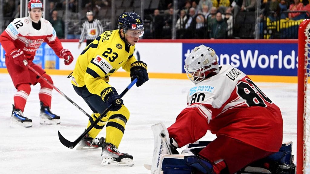 Ruotsin hyökkääjä Lucas Raymond (kuvan numero 23) maalintekopaikassa Tanska-pronssiottelussa.