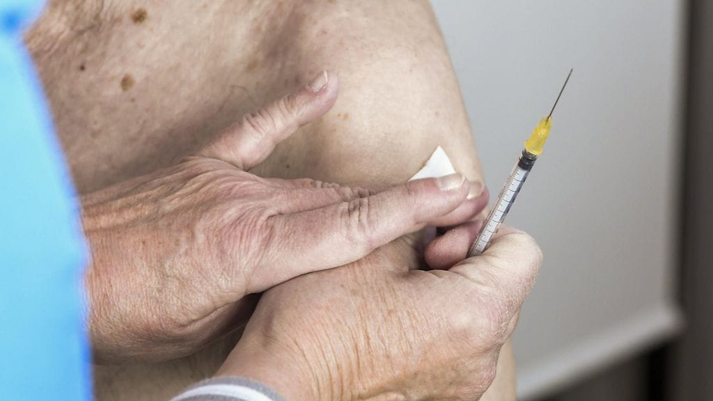 Kuvituskuva. Asiakasta rokotetaan Pfizer-BioNTech COVID-19 rokotteella Metropolian Myllypuron kampuksen koronarokoteasemalla Helsingissä 12. helmikuuta 2021.