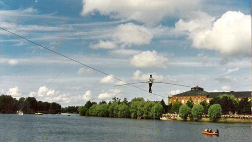 Antti Tuomento ylittämässä Kokemäenjokea.