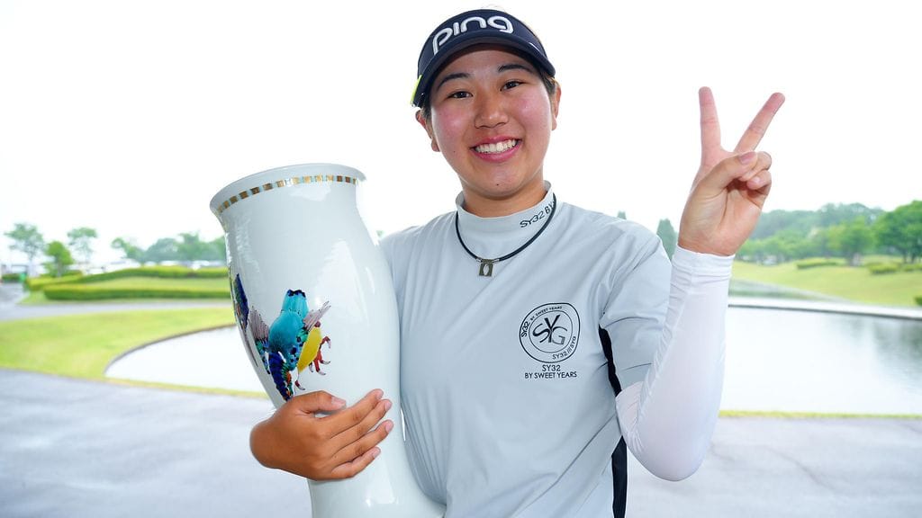 Japanilainen Reina Maeda juhli kisavoittoa, kun karhu keskeytti golfkisan.