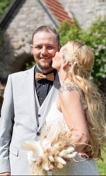 Alkuperäinen valokuva on otettu Tampereen Tuomiokirkon edustalla.