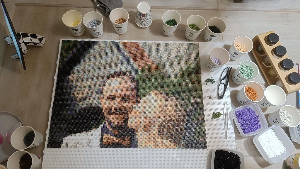 Anne Laine, 40, työsti Hama-helmihääkuvaa kuukausia.