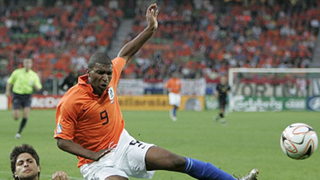 Hollannin Ryan Babel ja Portugalin Manuel da Costa vauhdissa alle 21-vuotiaiden EM-kisoissa Hollannissa 2007. Kuva: Ed Oudenaarden/EPA.