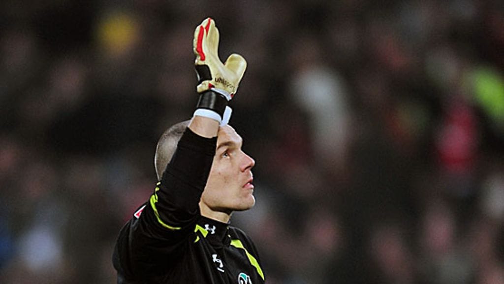 Robert Enke kiittää kannattajiaan viimesessä ottelussa Hannoverin paidassa. Kuva: Stuart Frnaklin/GETTY.