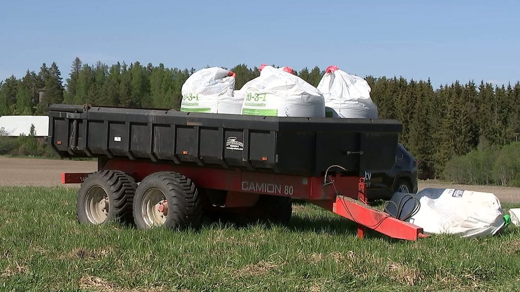 Maatila, lannoitteet, säkit lavalla