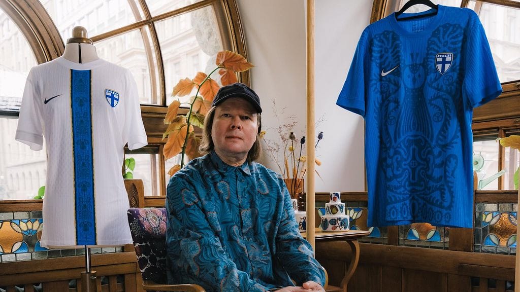 Pelipaitojen suunnittelija Klaus Haapaniemi.