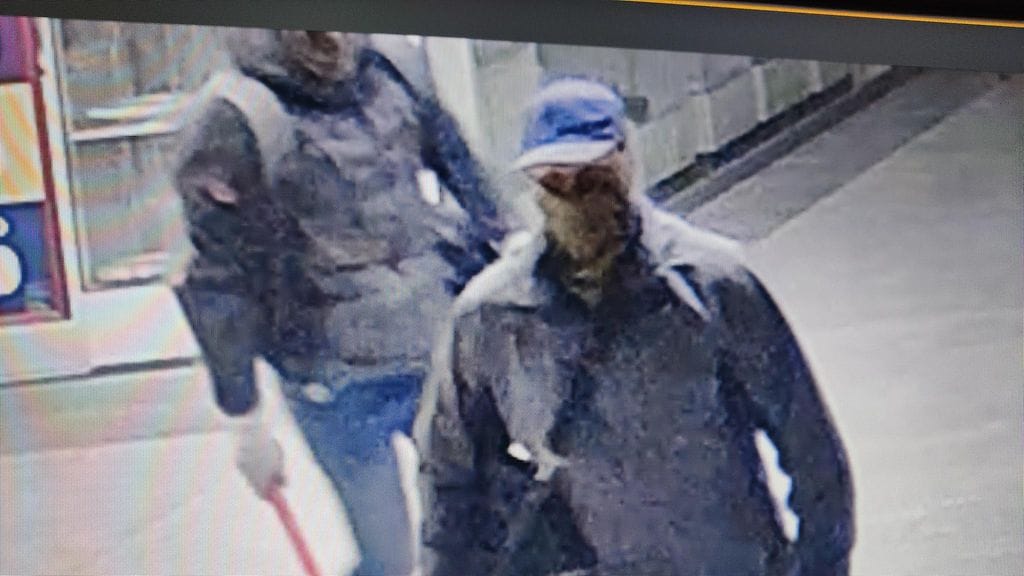 Myymälän valvontakameratallenteilta näkyy kaksi mustiin pukeutunutta ja kasvonsa peittänyttä miestä.