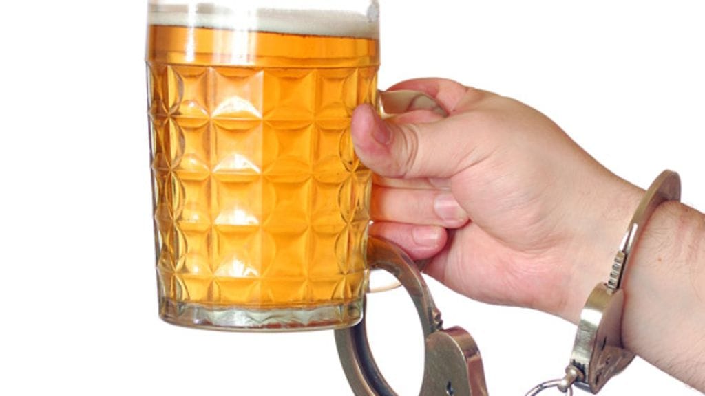 − Yritin lopettaa ja retkahdin. Yritin uudelleen ja retkahdin taas, Kirsi kuvaa kamppailuaan.