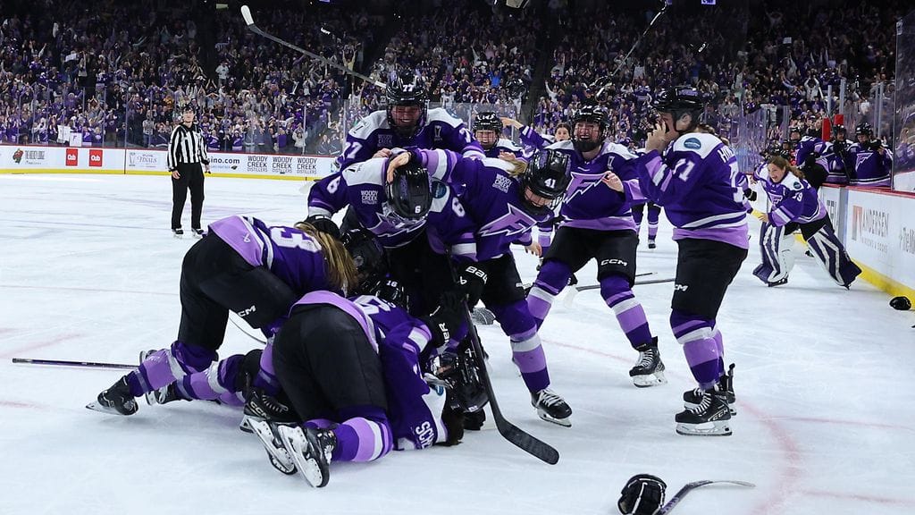 Minnesota Frostin pelaajien ohella mestaruutta pääsi juhlimaan myös apuvalmentaja Mira Jalosuo.