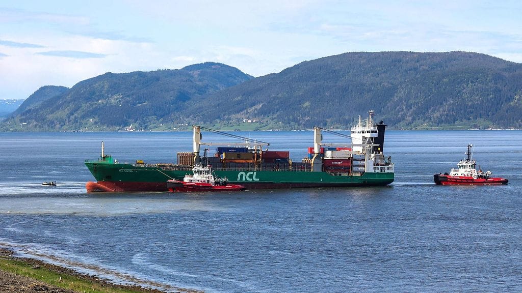 Kuva rahtialuksesta sen jälkeen, kun se oli saatu hinattua takaisin merelle.