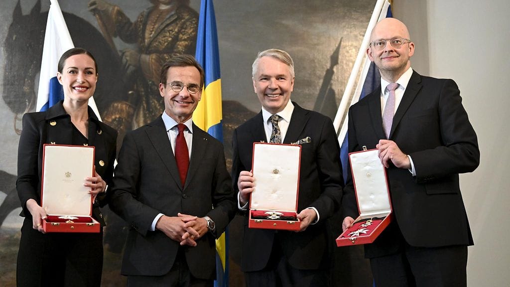 Sanna Marin ja Pekka Haavisto saivat kunniamerkit Ruotsin Nato-prosessin edistämisestä. Kuvassa toinen vasemmalta Ruotsin pääministeri Ulf Kristersson ja oikealla laitimmaisena niin ikään palkittu ulkoasiainneuvos Petri Hakkarainen.