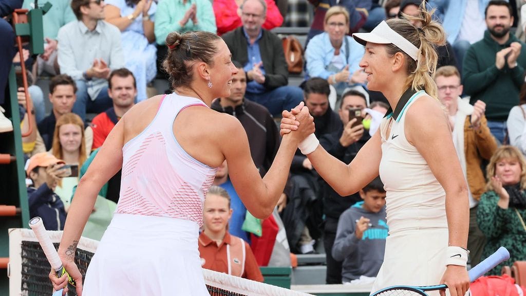 Victoria Azarenka (oik.) nuiji Yanina Wickmayerin murskaavasti 6–0, 6–0.