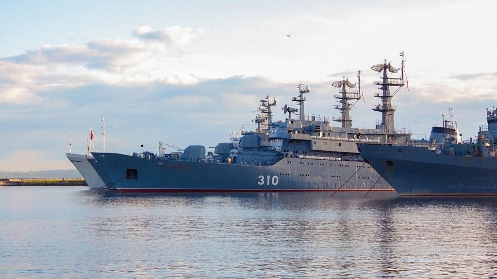 Kuvituskuvaa Venäjän laivastosta. Venäläisiä sota-aluksia kuvattuna Pietarin edustalla Kronstadtissa vuonna 2023.