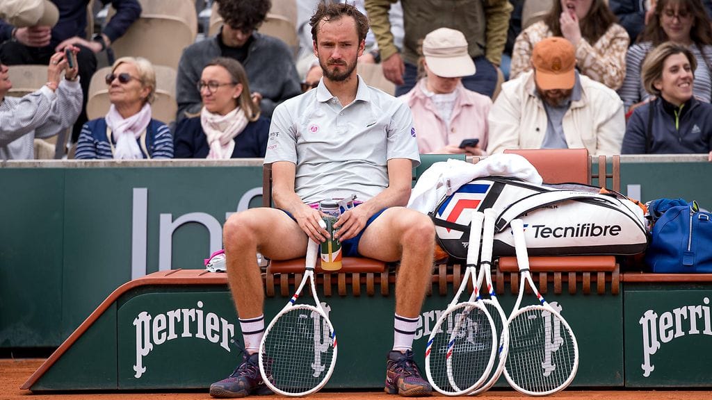 Daniil Medvedev putosi jälleen Ranskan avointen avauskierroksella.