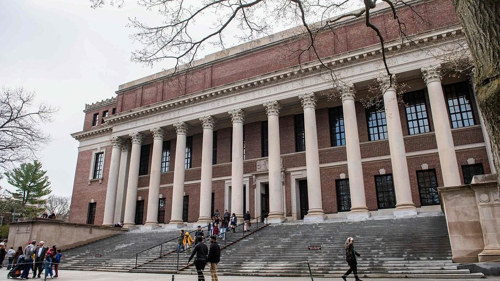 Kuvassa Harvardin kirjasto yliopiston kampusalueella.