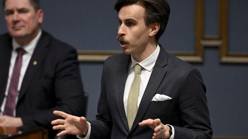 Matias Mäkynen oli jo viime vuonna niiden kuuden demarikansanedustajan joukossa, jotka äänestivät lakia vastaan.