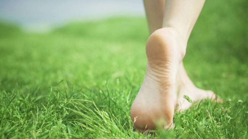 Paljain jaloin kävely tekee hyvää.