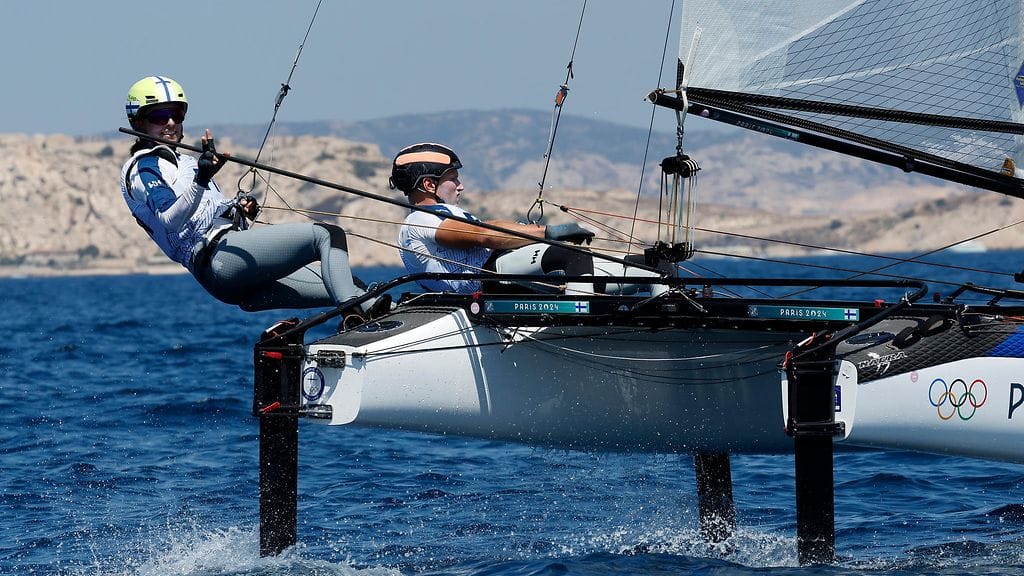 Sinem Kurtbay (vas.) ja Akseli Keskinen purjehtivat Pariisin olympialaisissa seitsemänneksi.