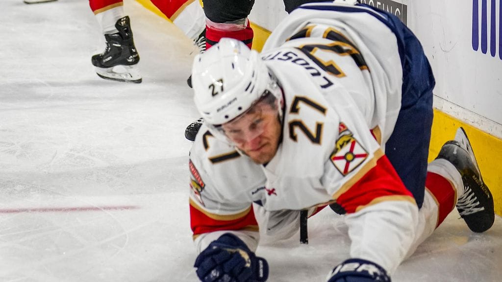 Eetu Luostarinen koki kovia Carolina-ottelun ensimäisessä erässä.