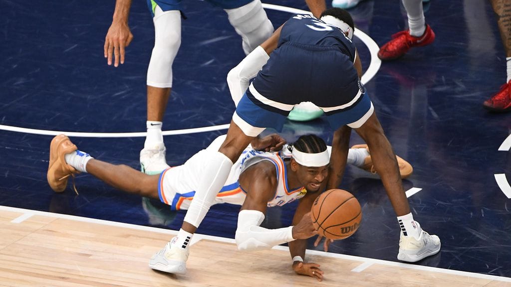 Shai Gilgeous Alexander syötti pallon vastustajan jalkojen välistä.