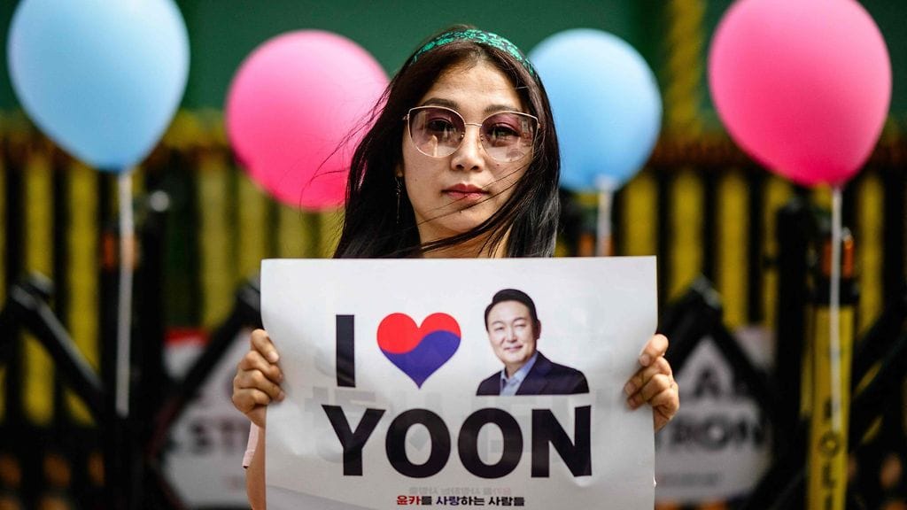 Joukko eteläkorealaisia on ennenaikaisten presidentinvaalien alla kerääntynyt pääkaupunki Soulin kaduille osoittamaan tukeaan viralta pannulle presidentille Yoon Suk-yeolille.