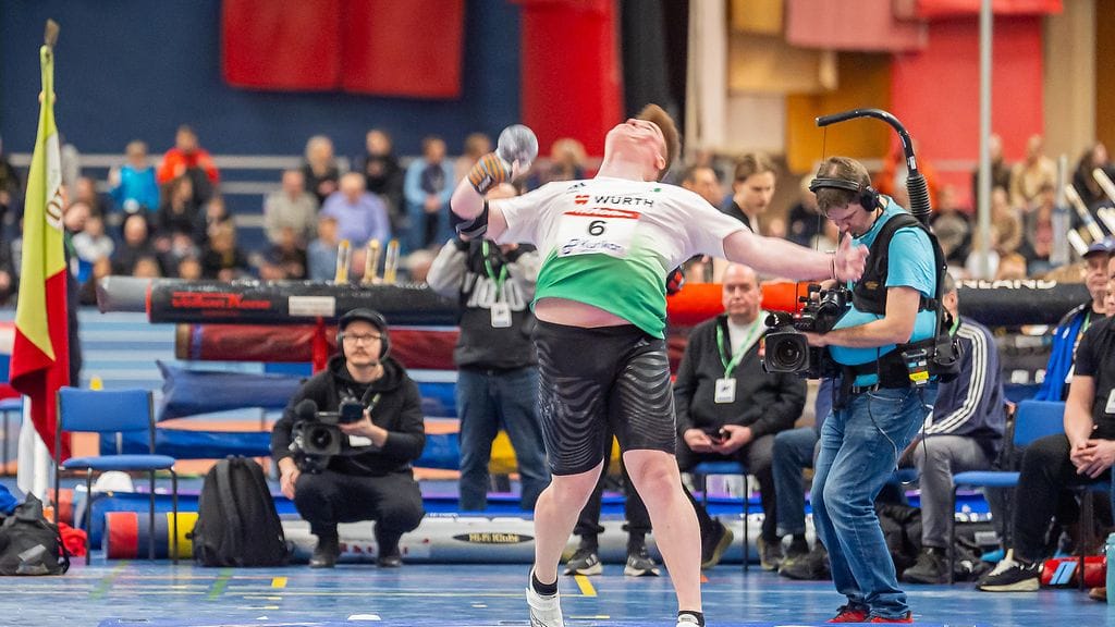 Aatu Kangasniemi osaa moukarin lisäksi liikuttaa kuulaa. Kuva SM-halleist helmikuulta.