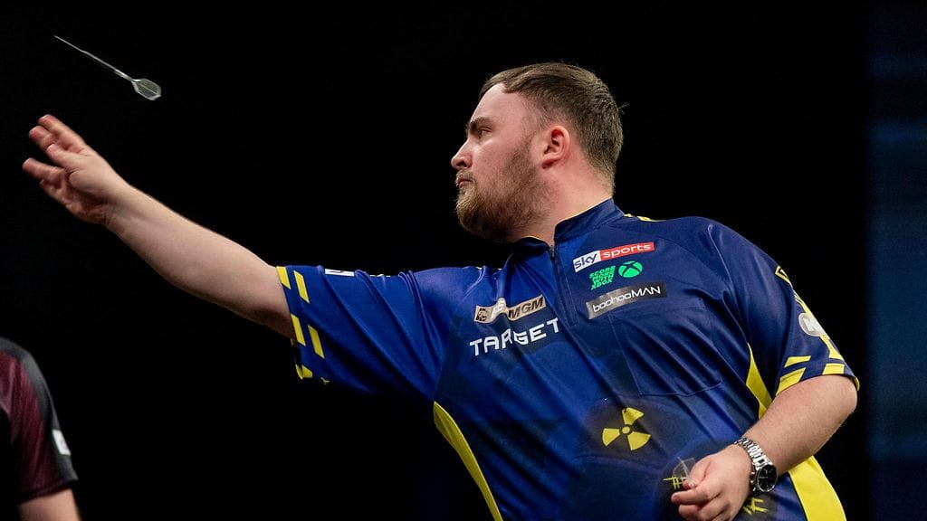 Luke Littler puolustaa tänään dartsin Valioliigan mestaruutta.