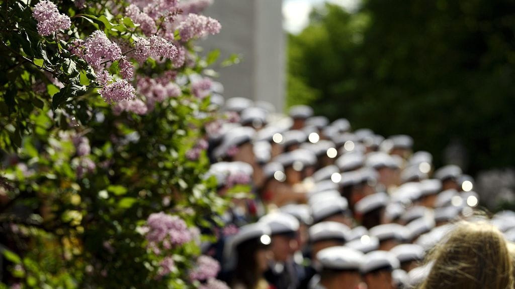 Ylioppilaslakin saaneita ja muita koulunsa päättäneitä juhlitaan lauantaina noin 13–18 asteen lämpötilassa.