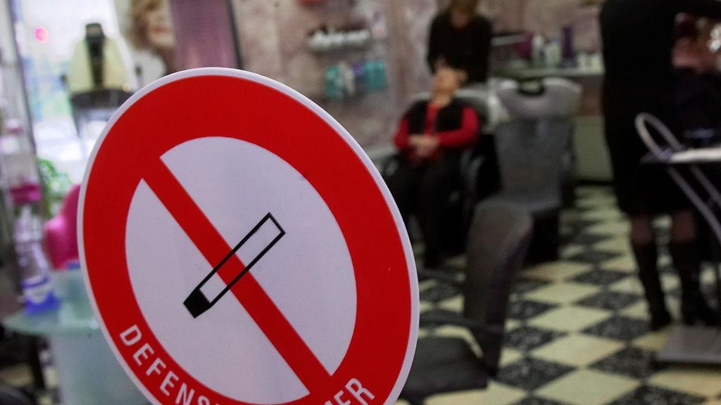 Tuoreen mielipidetiedustelun mukaan lähes kaksi kolmasosaa ranskalaisista kannattaa tupakointikieltoa julkisilla paikoilla.