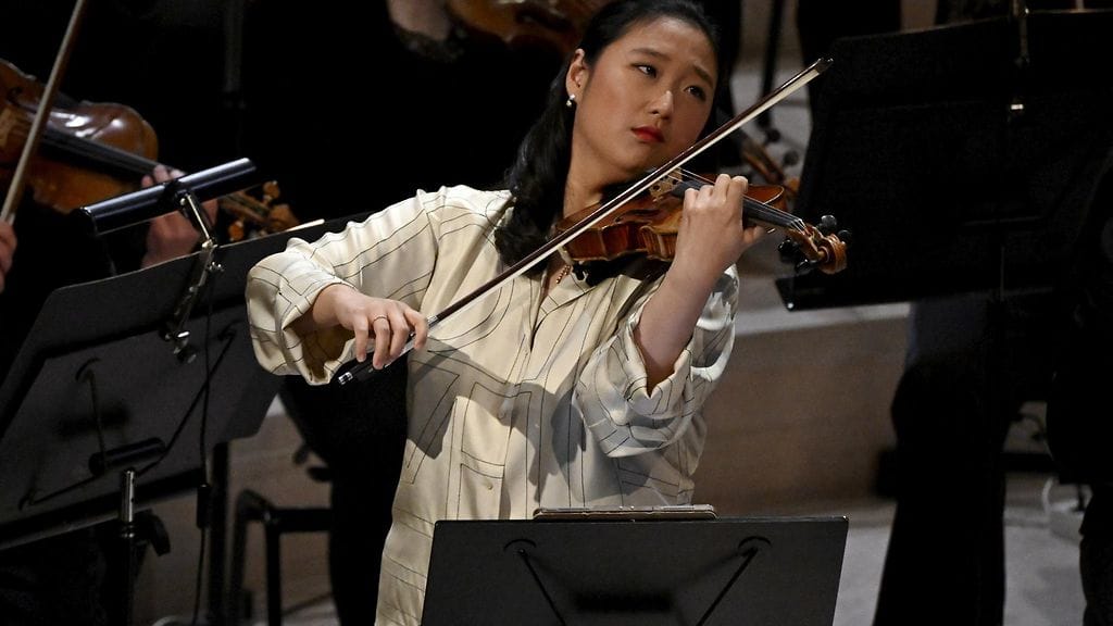 Eteläkorealainen Sueye Park kansainvälisessä Jean Sibelius viulukilpailussa Helsingin musiikkitalolla keskiviikkona.