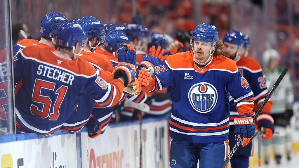 Kasperi Kapanen (kuvassa oikealla) jatkaa uraansa Edmonton Oilersin riveissä.