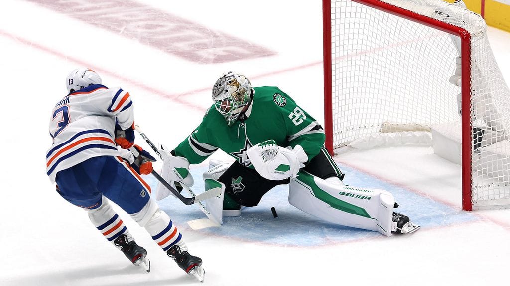 Jake Oettinger päästi kolme ensimmäistä kutia maaliin Edmonton-ottelussa.