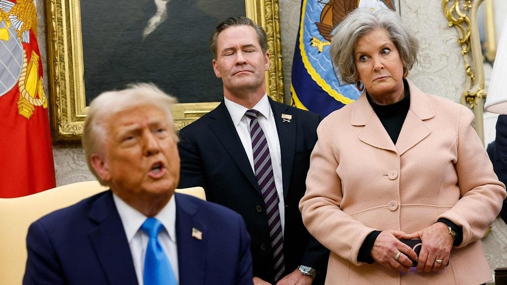 Yhdysvaltojen presidentti Donald Trump, kansallisen turvallisuuden silloinen neuvonantaja Michael Waltz ja kansliapäällikkö Susie Wiles 4. helmikuuta.