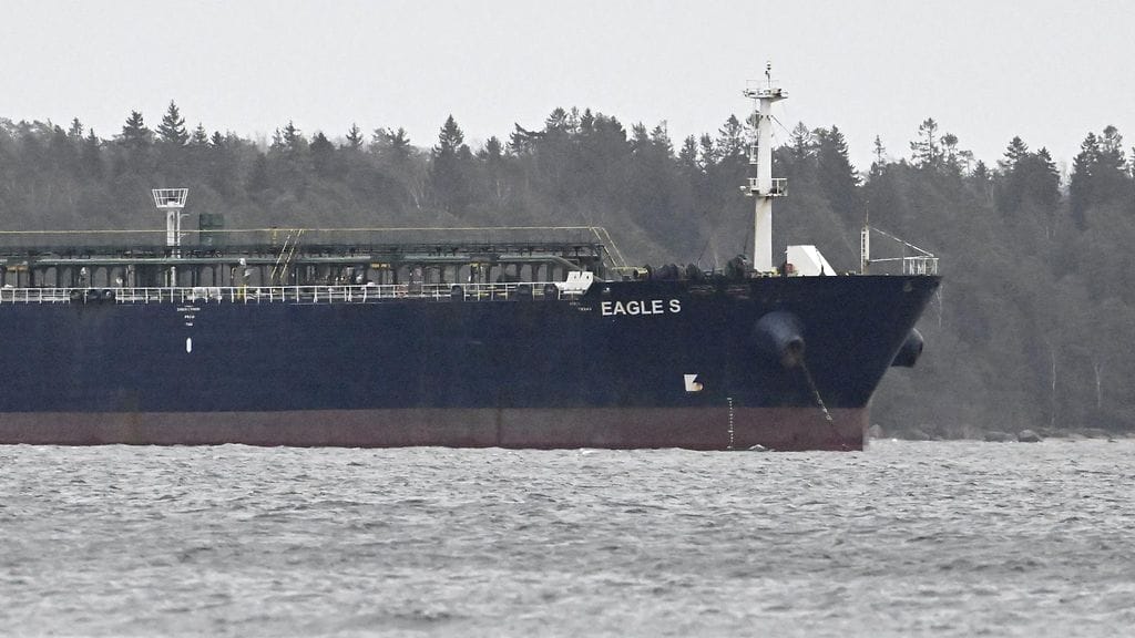 Eagle S -tankkerin epäillään vaurioittaneen sähkönsiirtokaapelia raahaamalla ankkuriaan merenpohjassa.