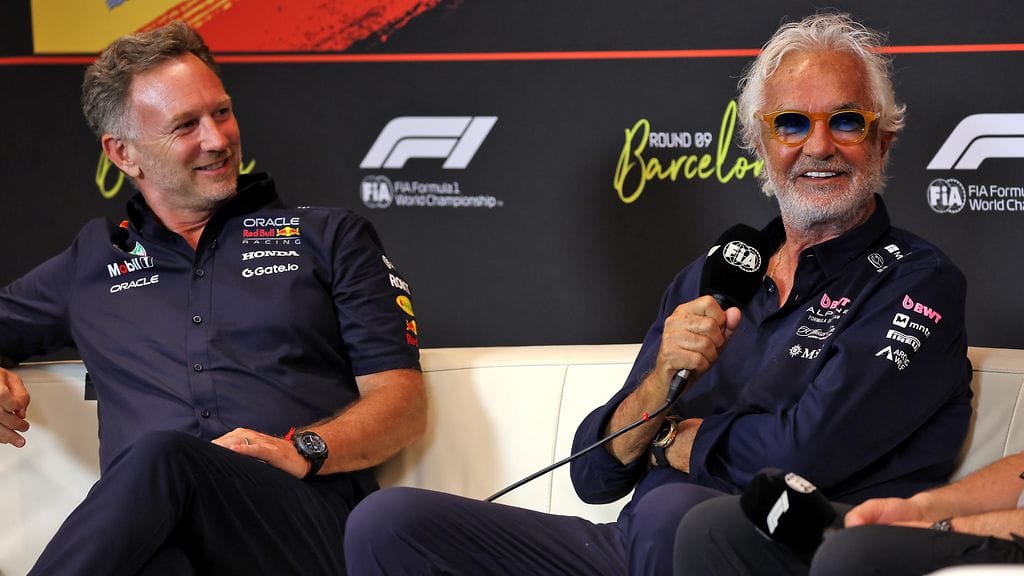 Christian Horner (vas.) ja Flavio Briatore vastailivat toimittajien kysymyksiin Barcelonassa.
