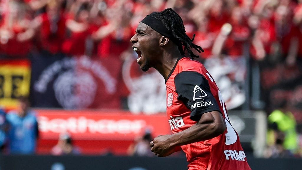 Jeremie Frimpong vahvistaa Liverpoolin joukkuetta.