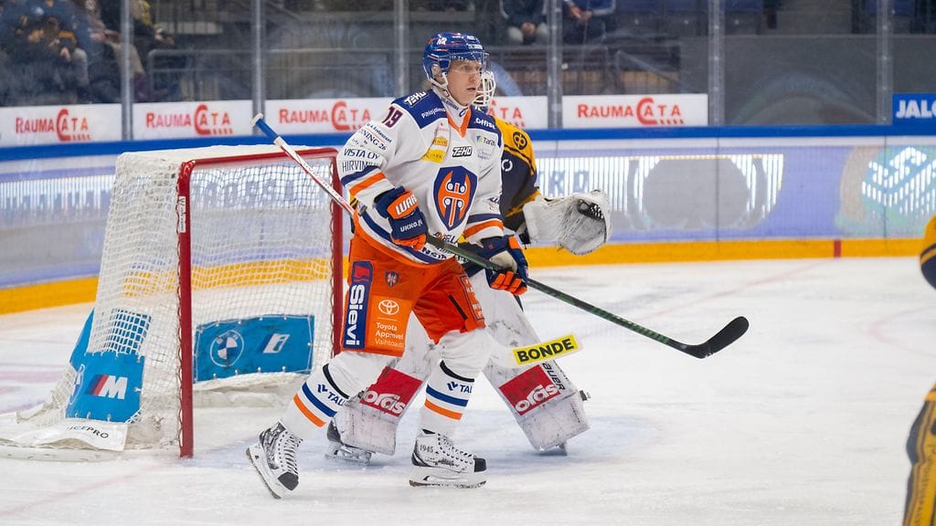 Veli-Matti Savinainen siirtyy TPS:ään.