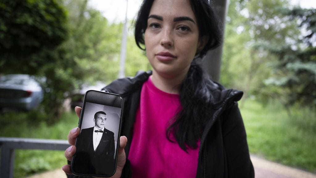 Yli kolmen vuoden odotuksen aikana Olha on saanut tiedonmurusia miehensä olinpaikasta ja tilasta pala kerrallaan aina, kun hänen kanssaan vangittuja sotilaita on vapautunut vanginvaihdoissa.