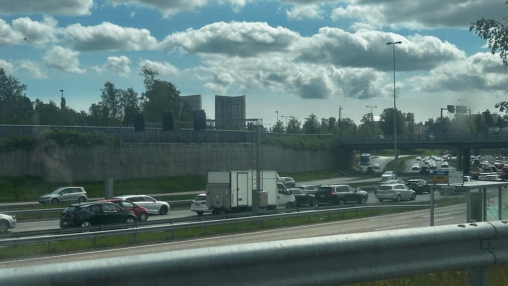 Kehä 1 on ruuhkautunut pahoin Leppävaarassa.