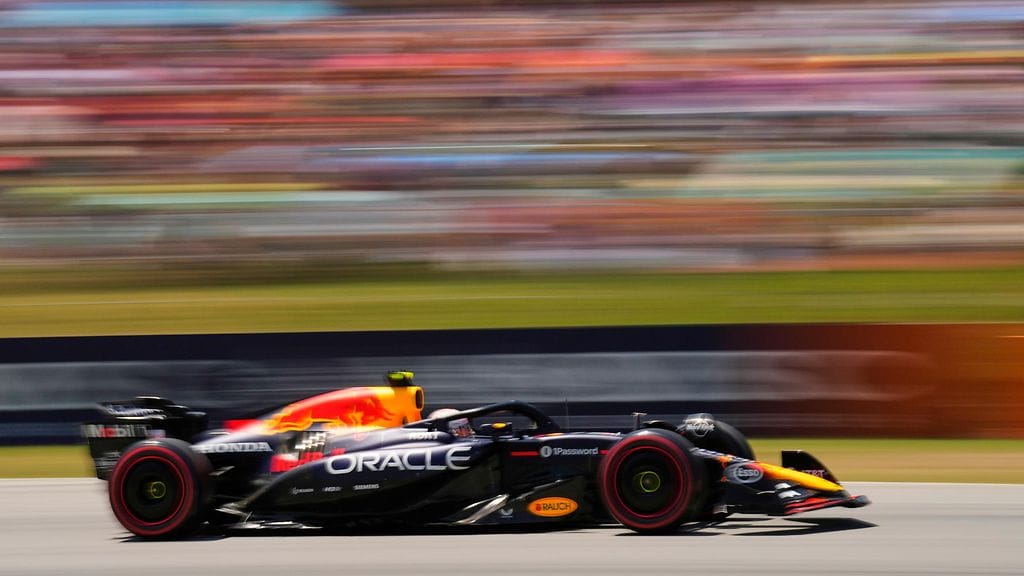 Yuki Tsunoda epäonnistui pahemman kerran, kun McLarenin tähtikaksikko veivät kärkisijat itselleen.