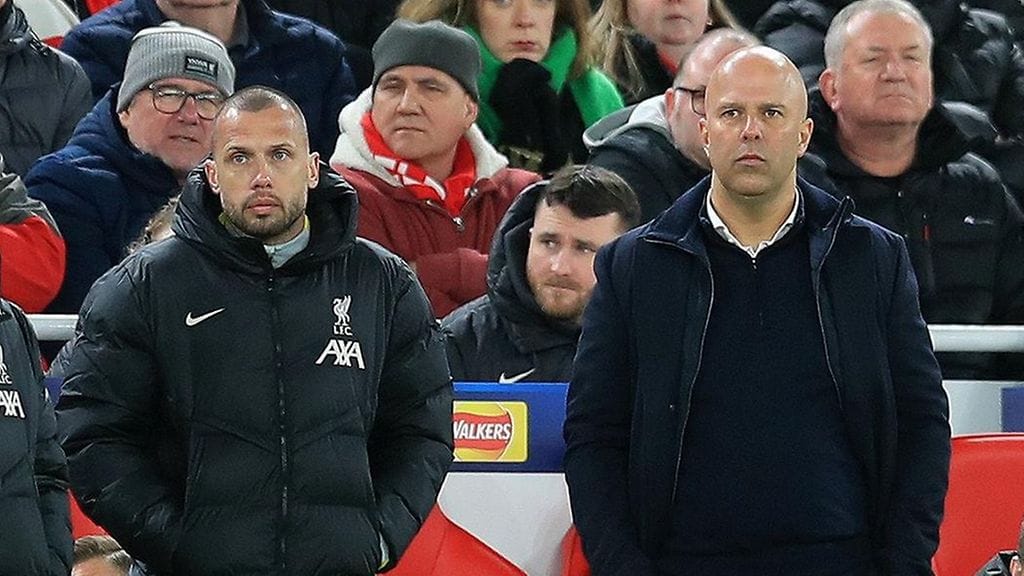 John Heitinga toimi tällä kaudella Arne Slotin (oik.) apuvalmentajana Liverpoolissa.