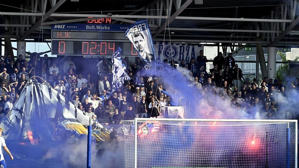 HJK:n kannattajia ottelussa KuPSia vastaan.