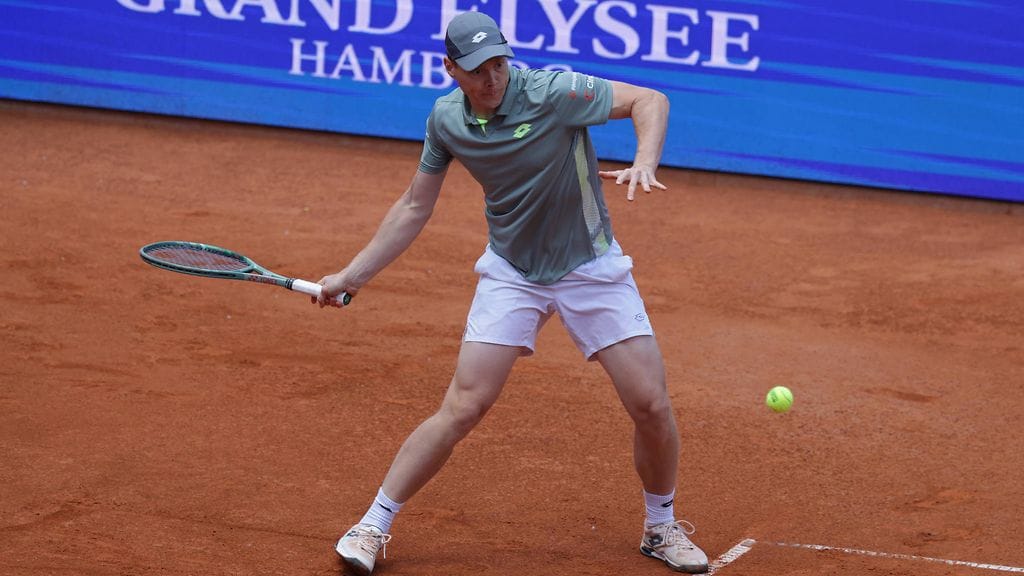 Harri Heliövaara lyö seuraavaksi Ranskan avointen puolivälierissä.