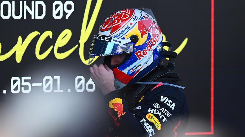 Max Verstappen poistui kypärä päässä pukusuojiin.