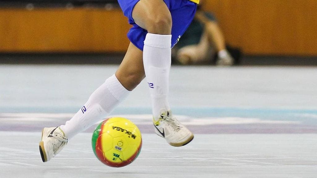 Nuoren naisen futsalura on toistaiseksi hyllyllä. Kuvituskuva.