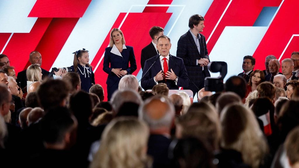 Nawrocki johti Varsovan EU-myönteistä pormestaria Trzaskowskia lähes kolmella prosenttiyksiköllä.