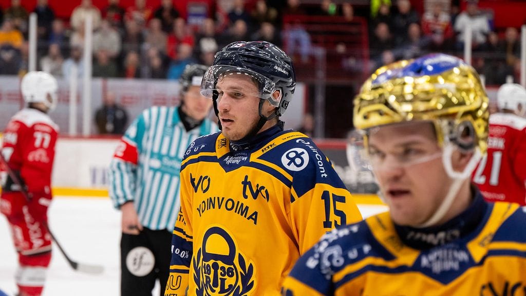Patrick Khodorenko (taaempana) ja Karson Kuhlman (kultakypärässä) jatkavat matkaansa.