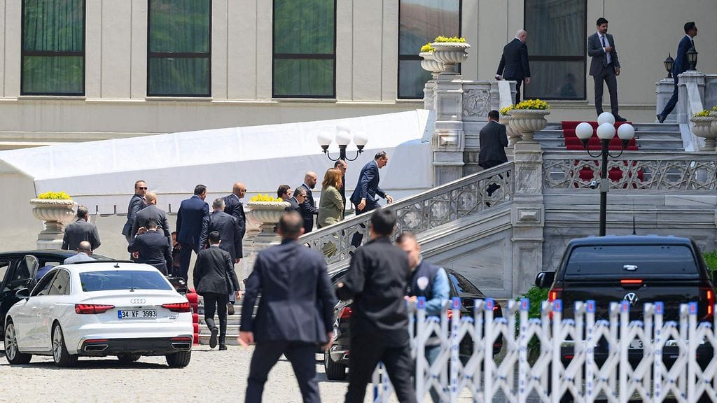 Ihmisiä saapumassa Venäjän ja Ukrainan toiseen tapaamiseen Ciraganin palatsiin Istanbulissa.