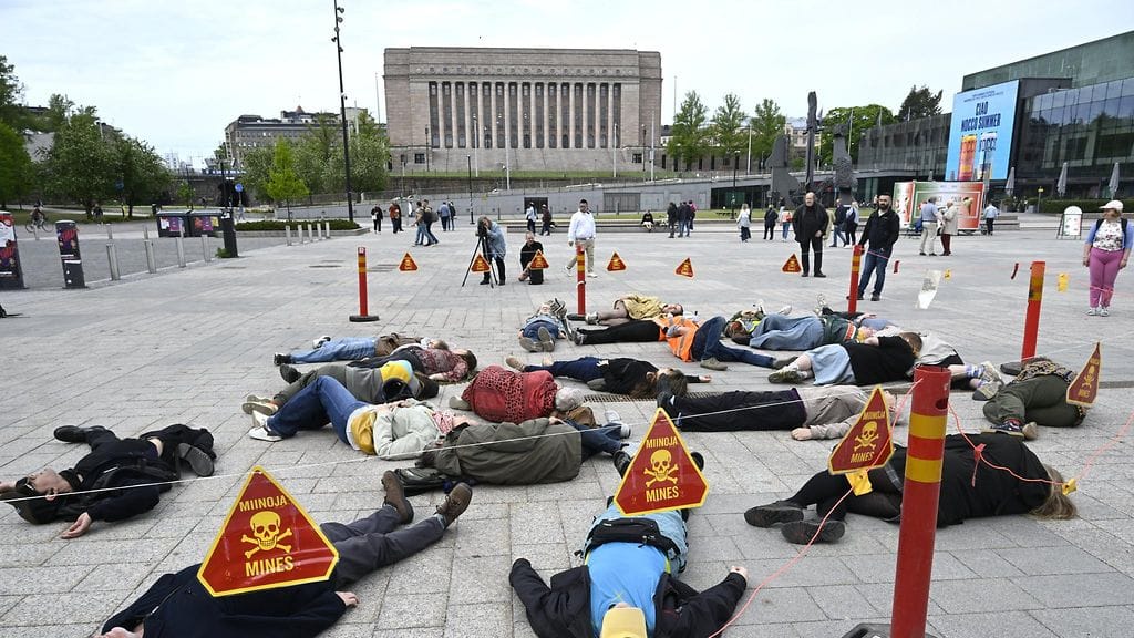 Miinavaara-mielenilmaus Helsingin Kansalaistorilla helatorstaina 29. toukokuuta.