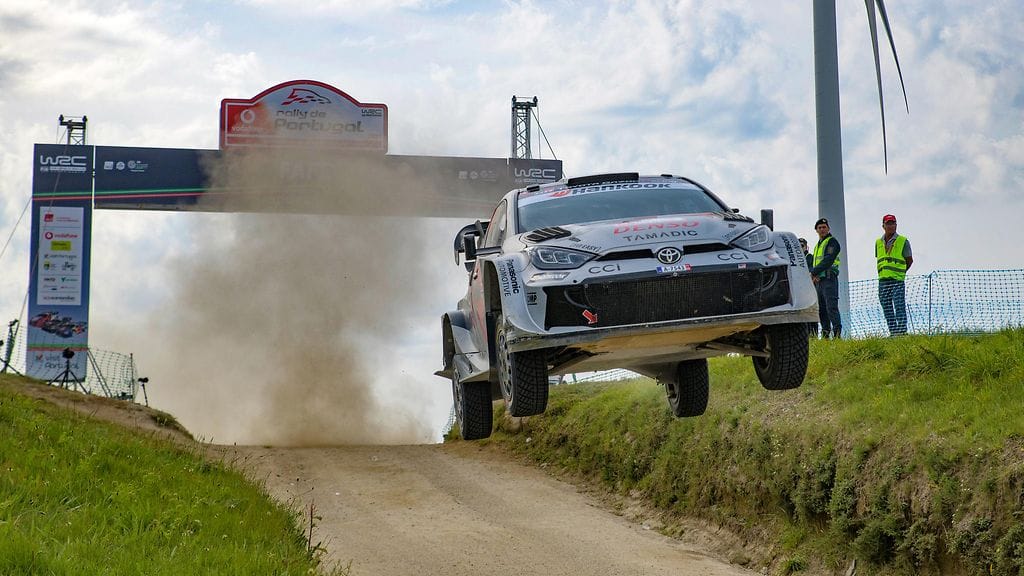 Toyotan Takamoto Katsuta Fafen kuuluisassa hypyssä Portugalin MM-rallissa toukokuussa.